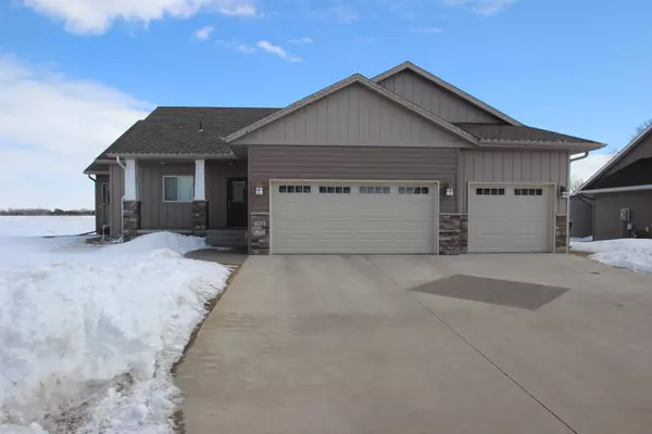 932 Waters Edge CIR,  Avon,  MN 56310