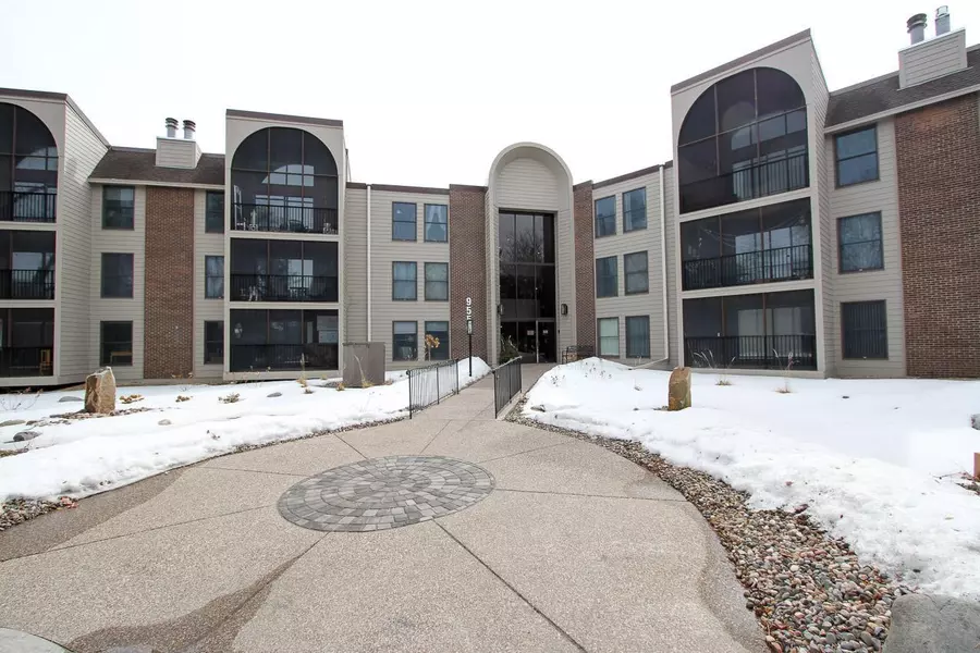 9550 Collegeview RD #121, Bloomington, MN 55437