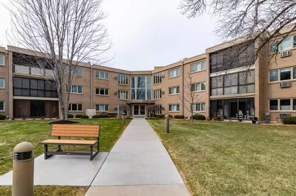 Edina, MN 55436,4360 Brookside CT #112