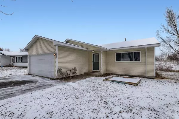 1220 Carriage Hills DR S, Cambridge, MN 55008