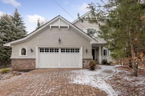 6891 Navajo DR, Chanhassen, MN 55317