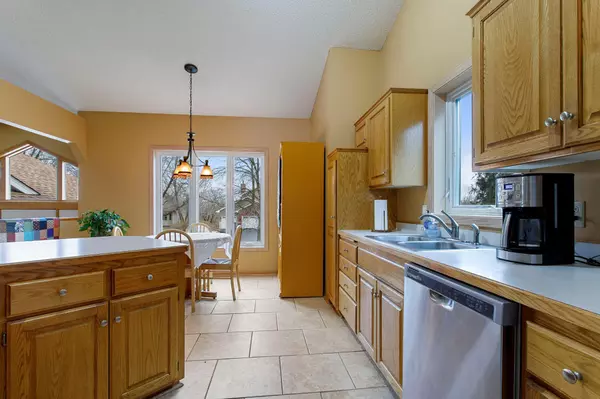 Chanhassen, MN 55317,8616 Alisa CT