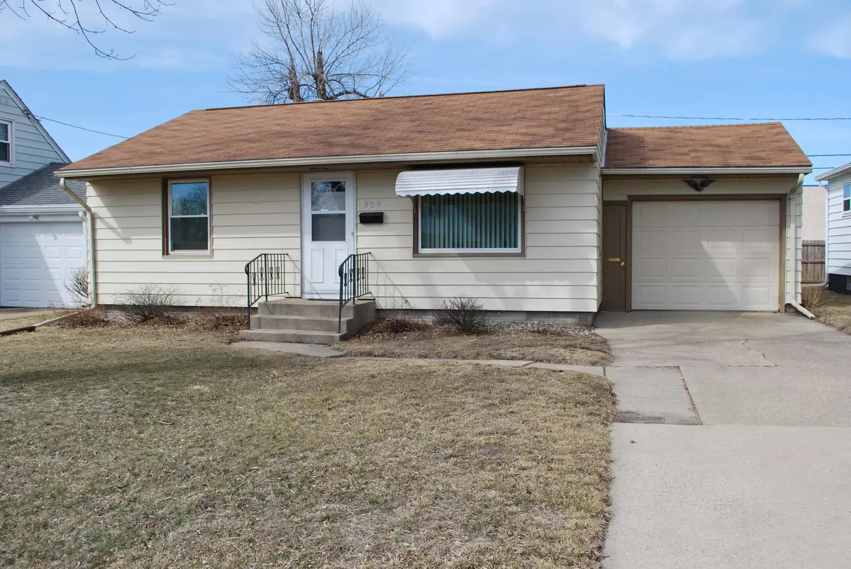 Fairmont, MN 56031,909 Willow ST