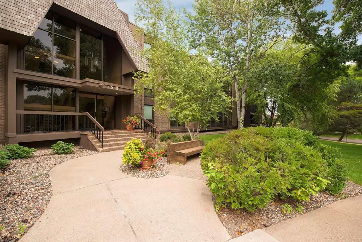 Edina, MN 55436,6085 Lincoln DR #126