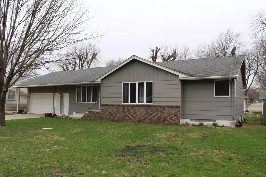 713 N Blue Mound AVE, Luverne, MN 56156