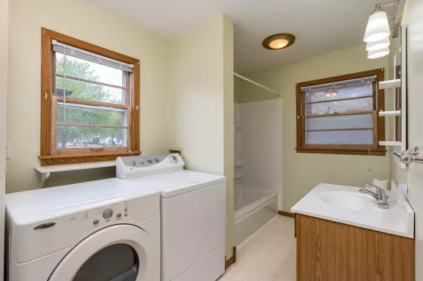North Mankato, MN 56003,1044 Center ST