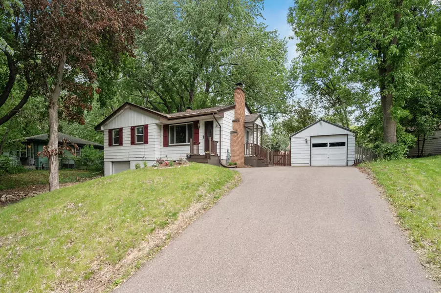 697 Esther LN, Woodbury, MN 55125