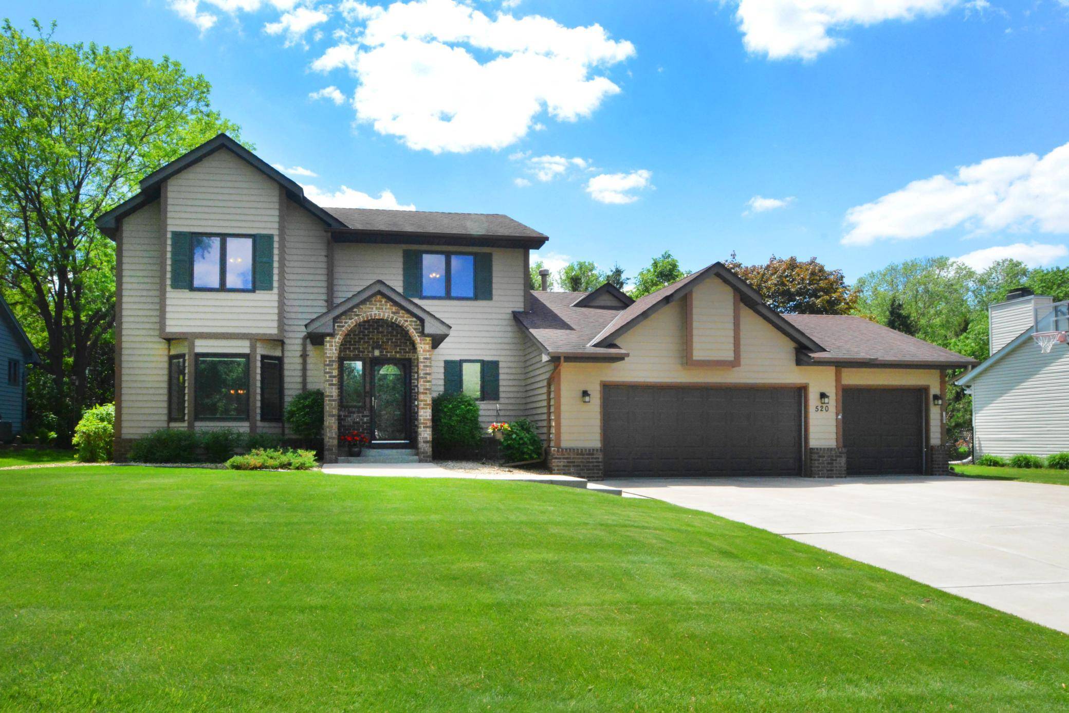 520 Oak Creek DR S, Vadnais Heights, MN 55127