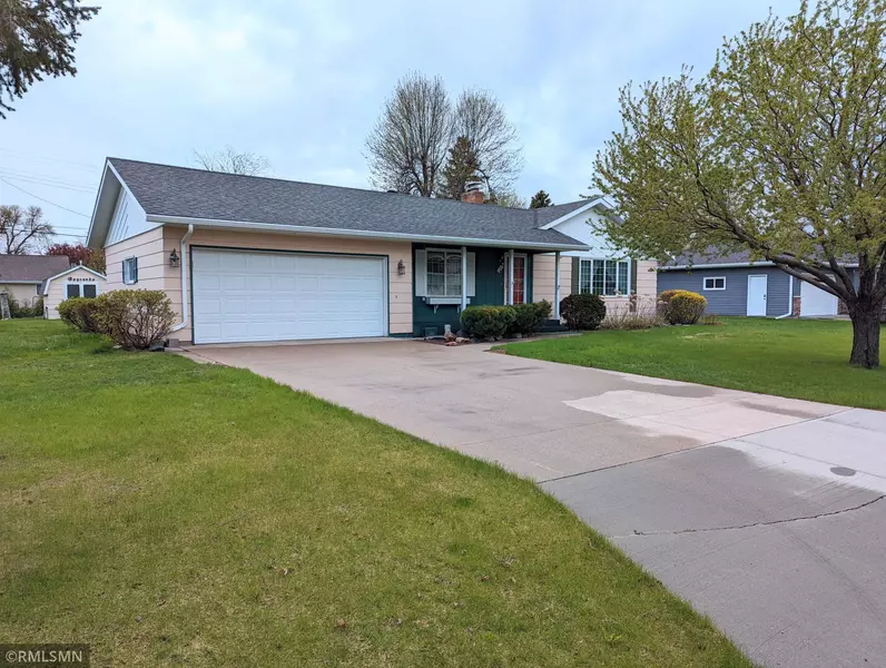 407 Golf TER, Crookston, MN 56716