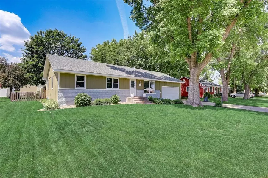 108 Mark DR NE, Hutchinson, MN 55350