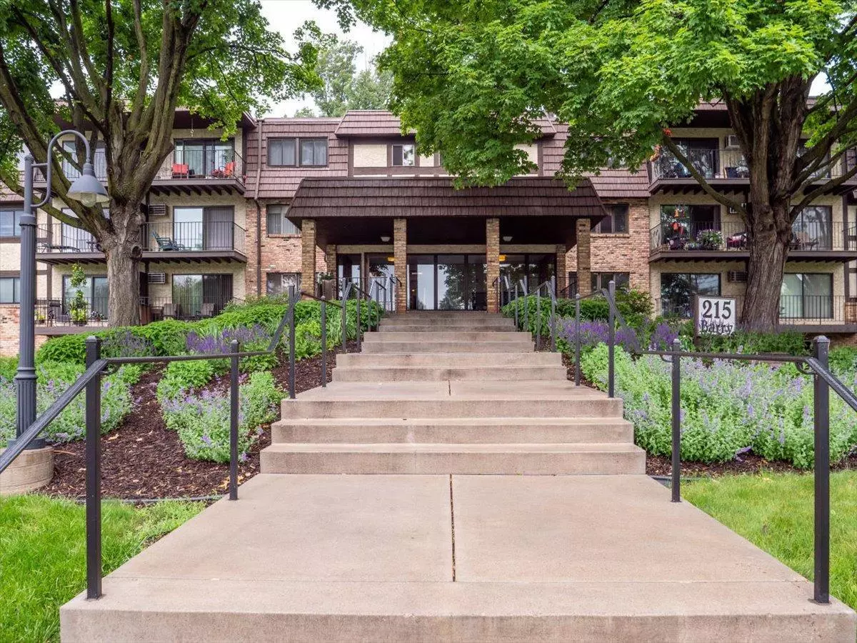 Wayzata, MN 55391,215 Barry AVE S #219