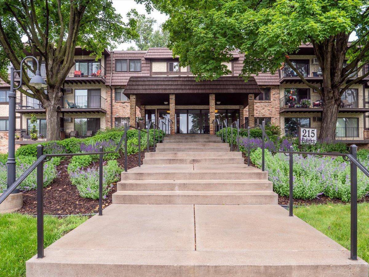 215 Barry AVE S #219, Wayzata, MN 55391