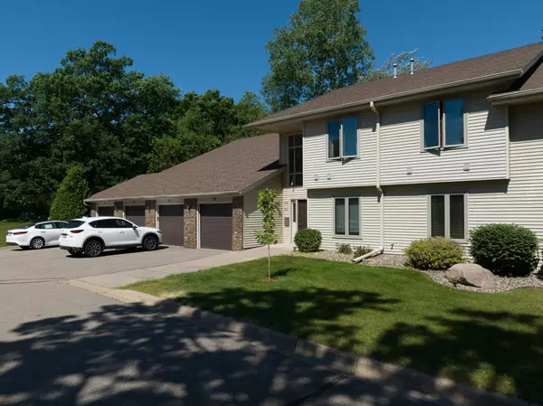 931 Oakwood Heights CIR, Eagan, MN 55123