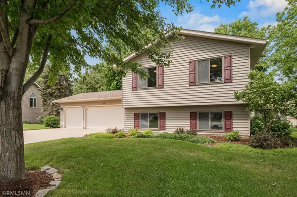 388 Jesse James LN, Mahtomedi, MN 55115