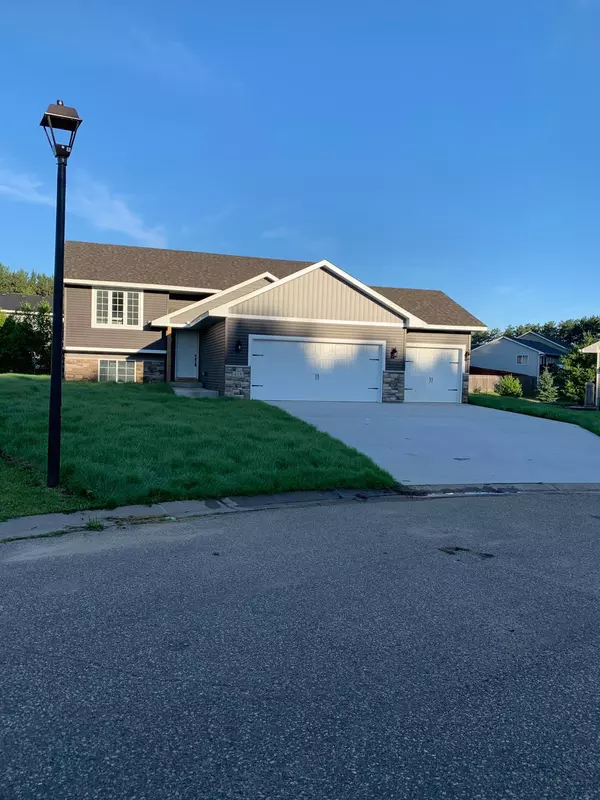 473 Martin WAY, Somerset, WI 54025