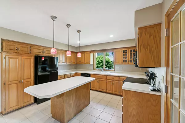 Vadnais Heights, MN 55127,224 Meadowood LN