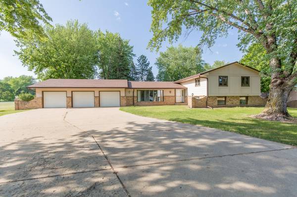 15920 Heather DR,  Carver,  MN 55315