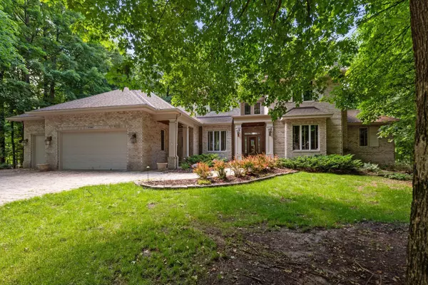 Eden Prairie, MN 55347,17595 Burl Oak CT