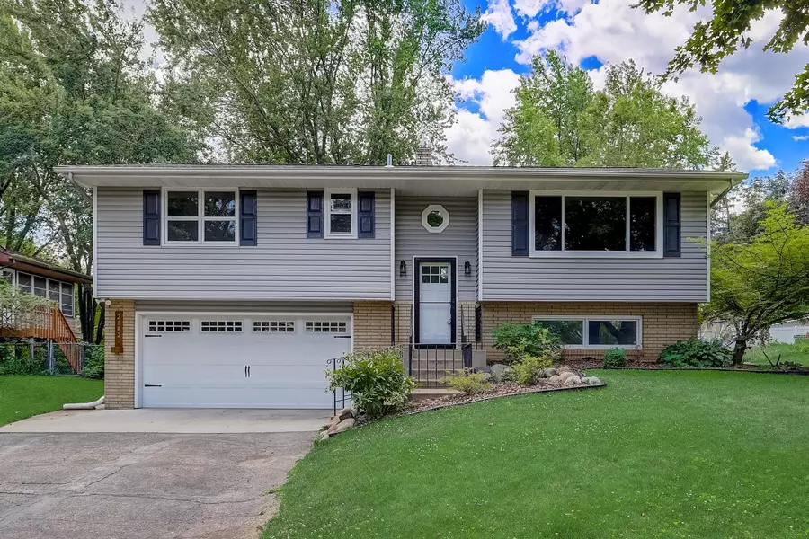 2182 Cowern PL E, North Saint Paul, MN 55109