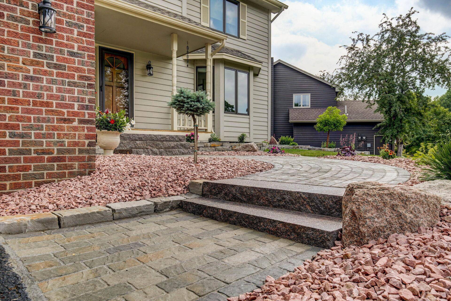 8261 W Lake CT, Chanhassen, MN 55317