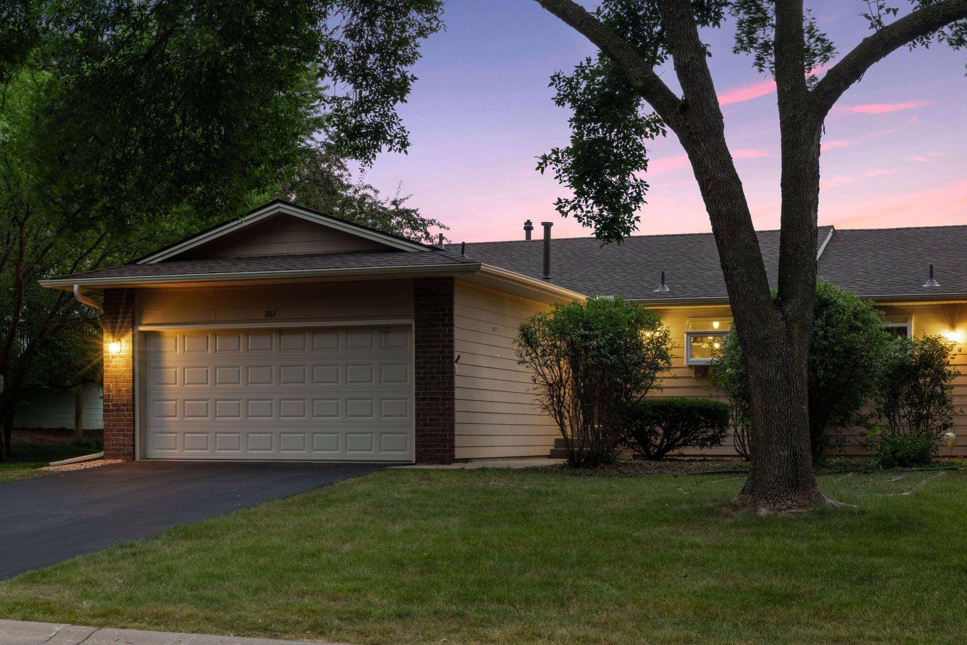 861 Pontiac LN, Chanhassen, MN 55317
