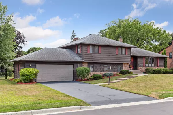 993 Downing ST, Mendota Heights, MN 55118