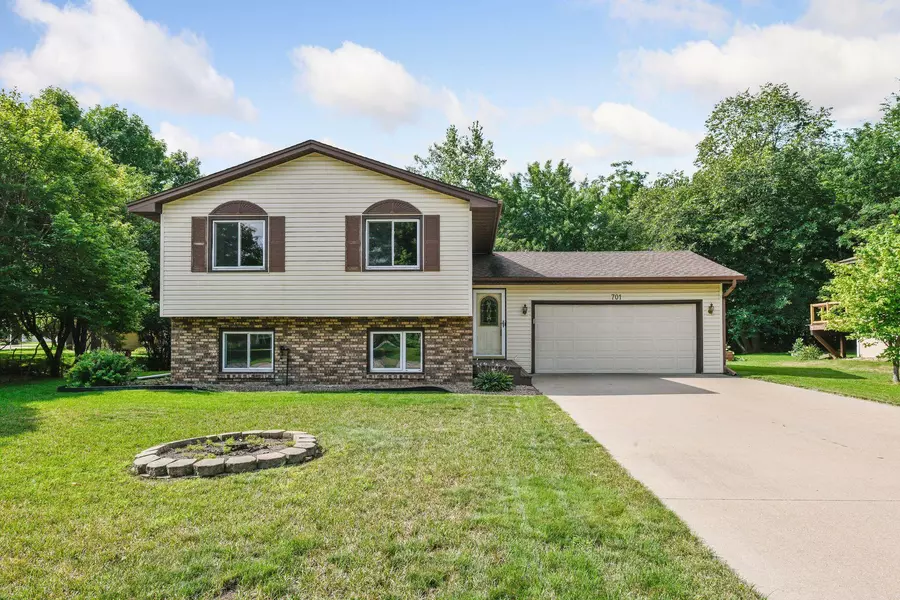 701 Dresden DR, Chaska, MN 55318