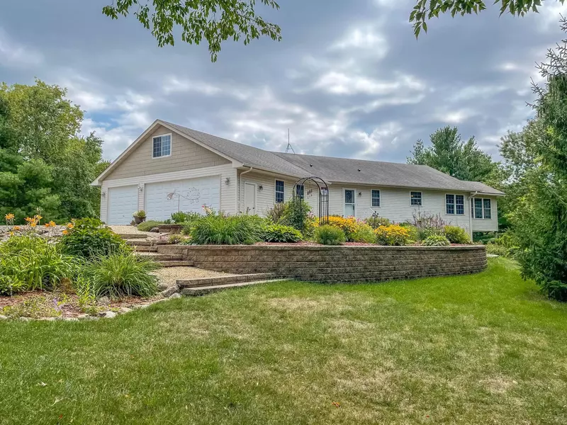 705 W Shore DR, Saint Joseph Twp, WI 54025