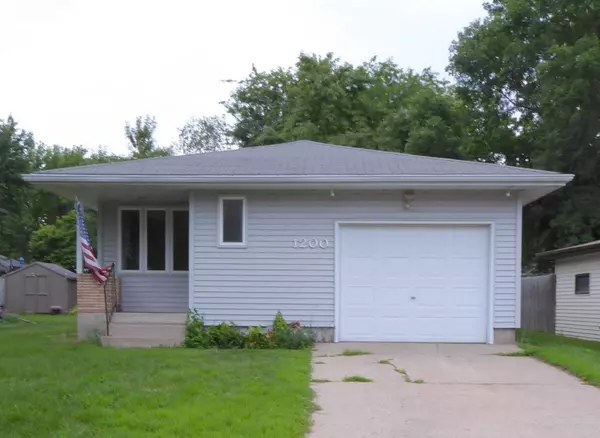 1200 Lakeview AVE, Windom, MN 56101