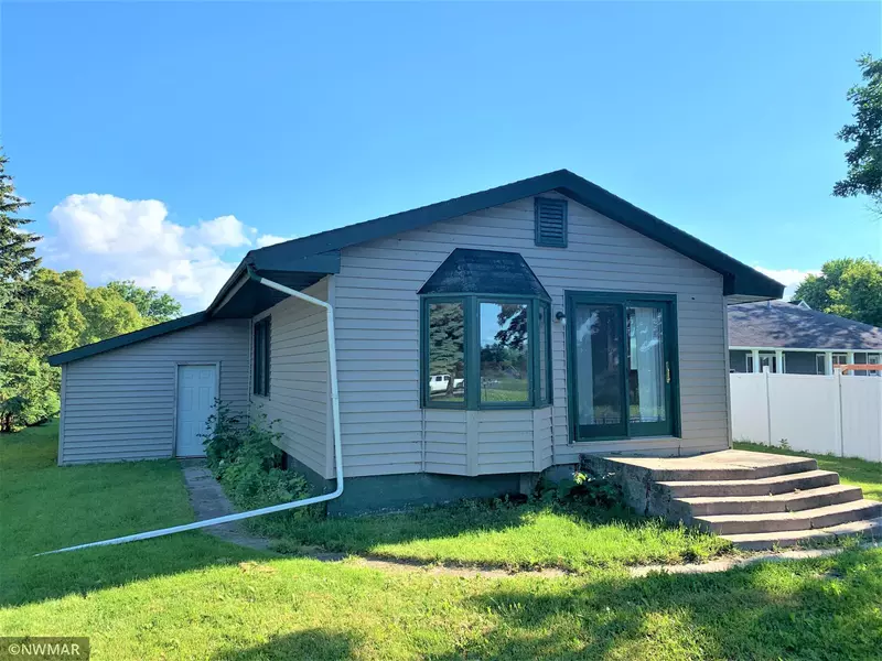 605 Riverview DR SE, Warroad, MN 56763