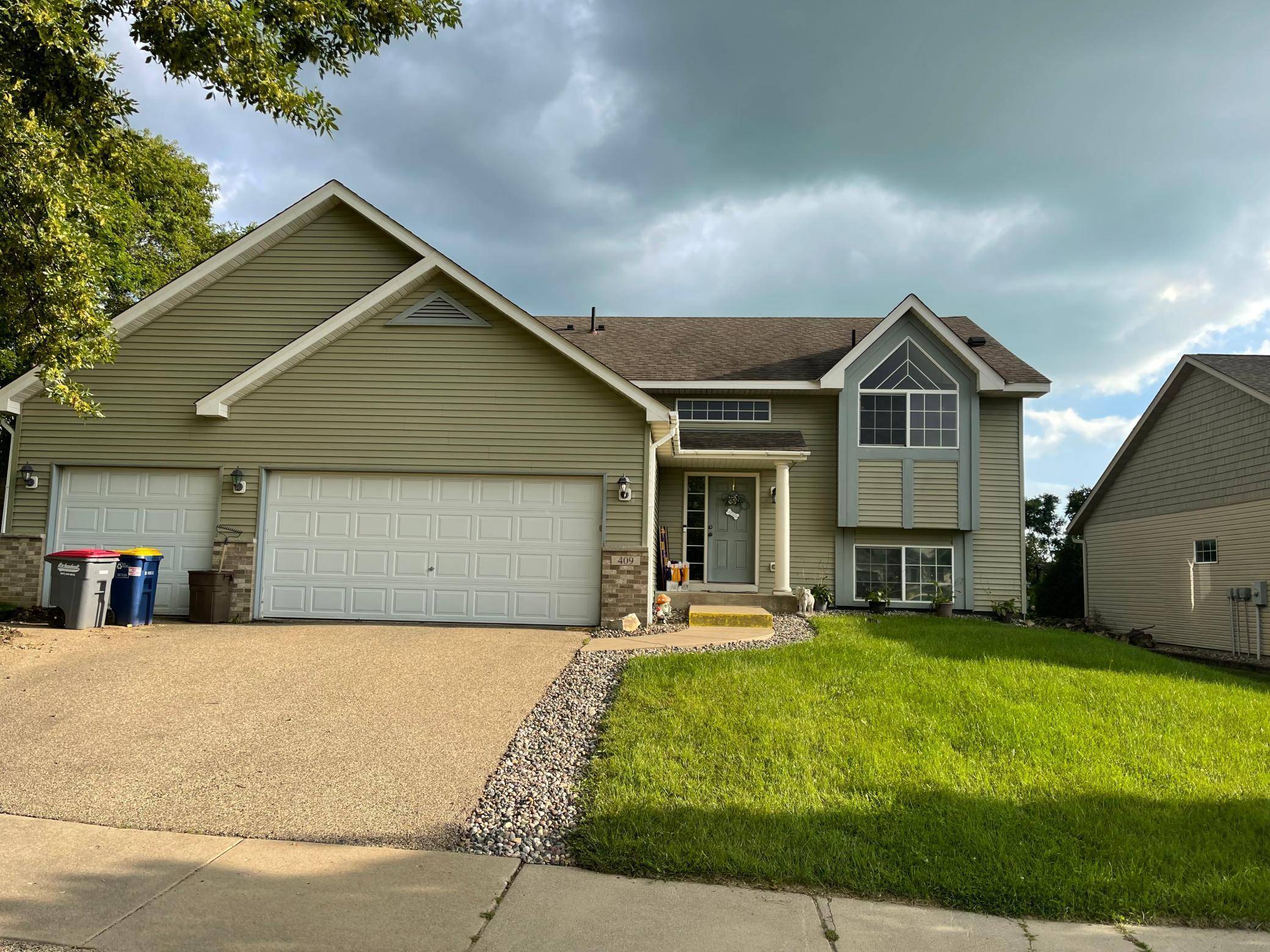 409 Sunshine LN, Faribault, MN 55021