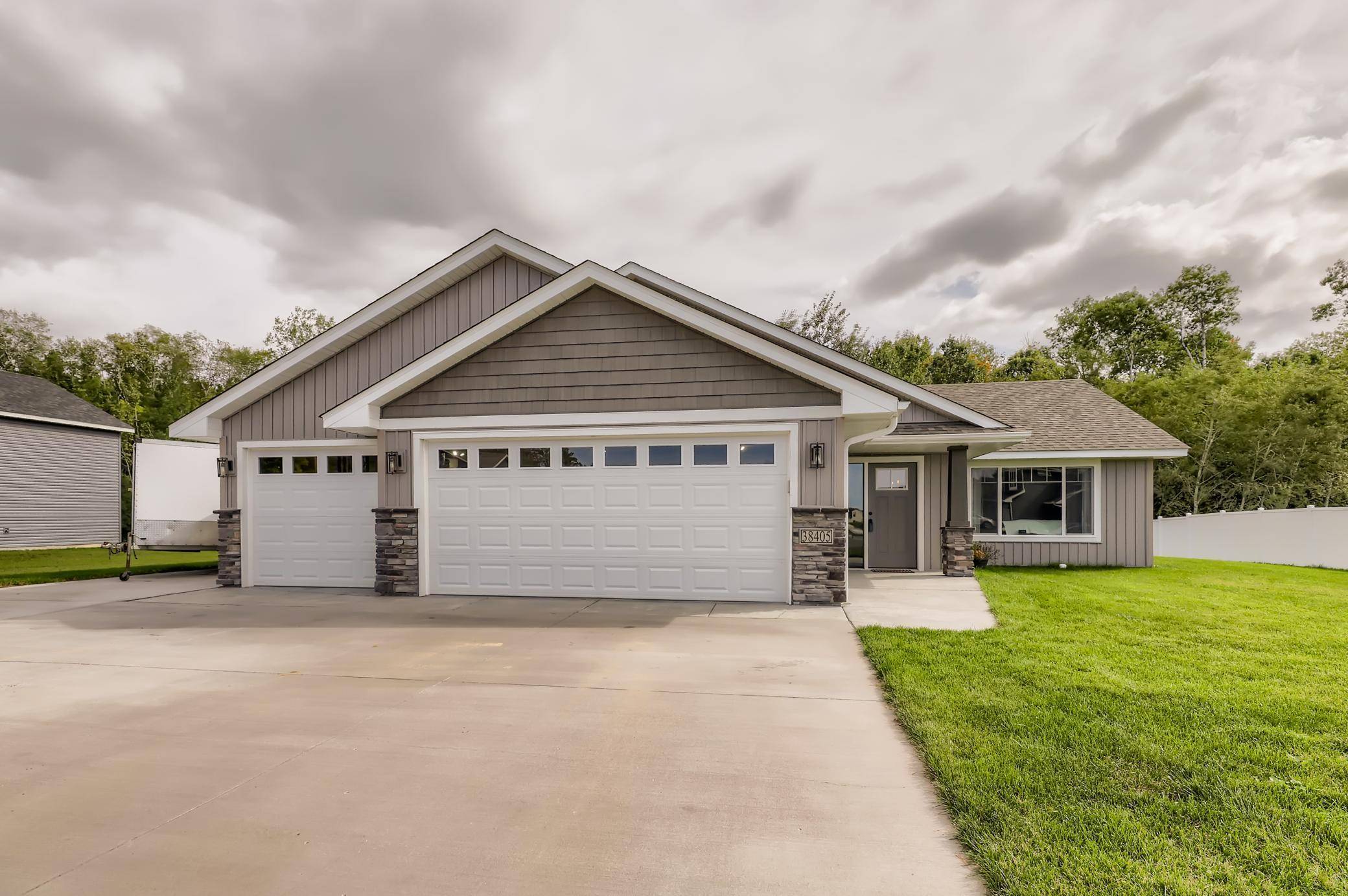 38405 Hunters Ridge TRL, North Branch, MN 55056