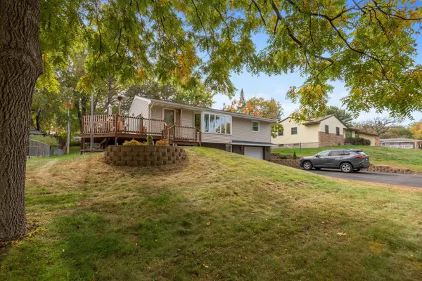 6481 Edgewood AVE, Woodbury, MN 55125