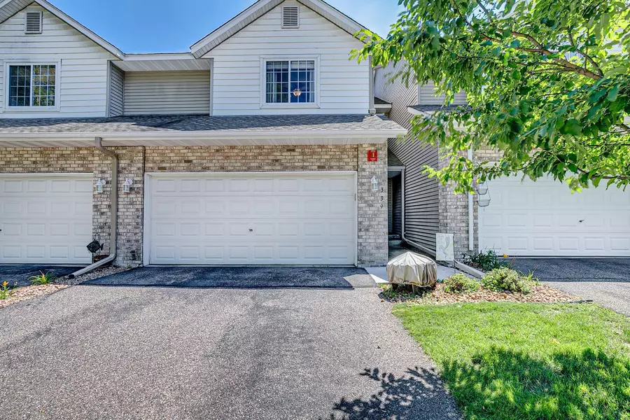 339 Pleasant LN, Chaska, MN 55318