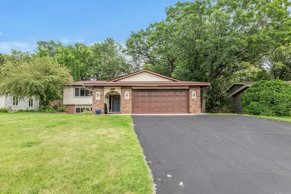 4548 Ches Mar DR, Eagan, MN 55123