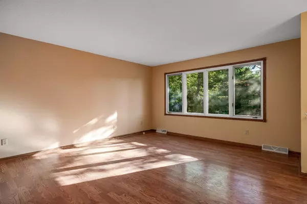 Eden Prairie, MN 55346,6910 Park View LN