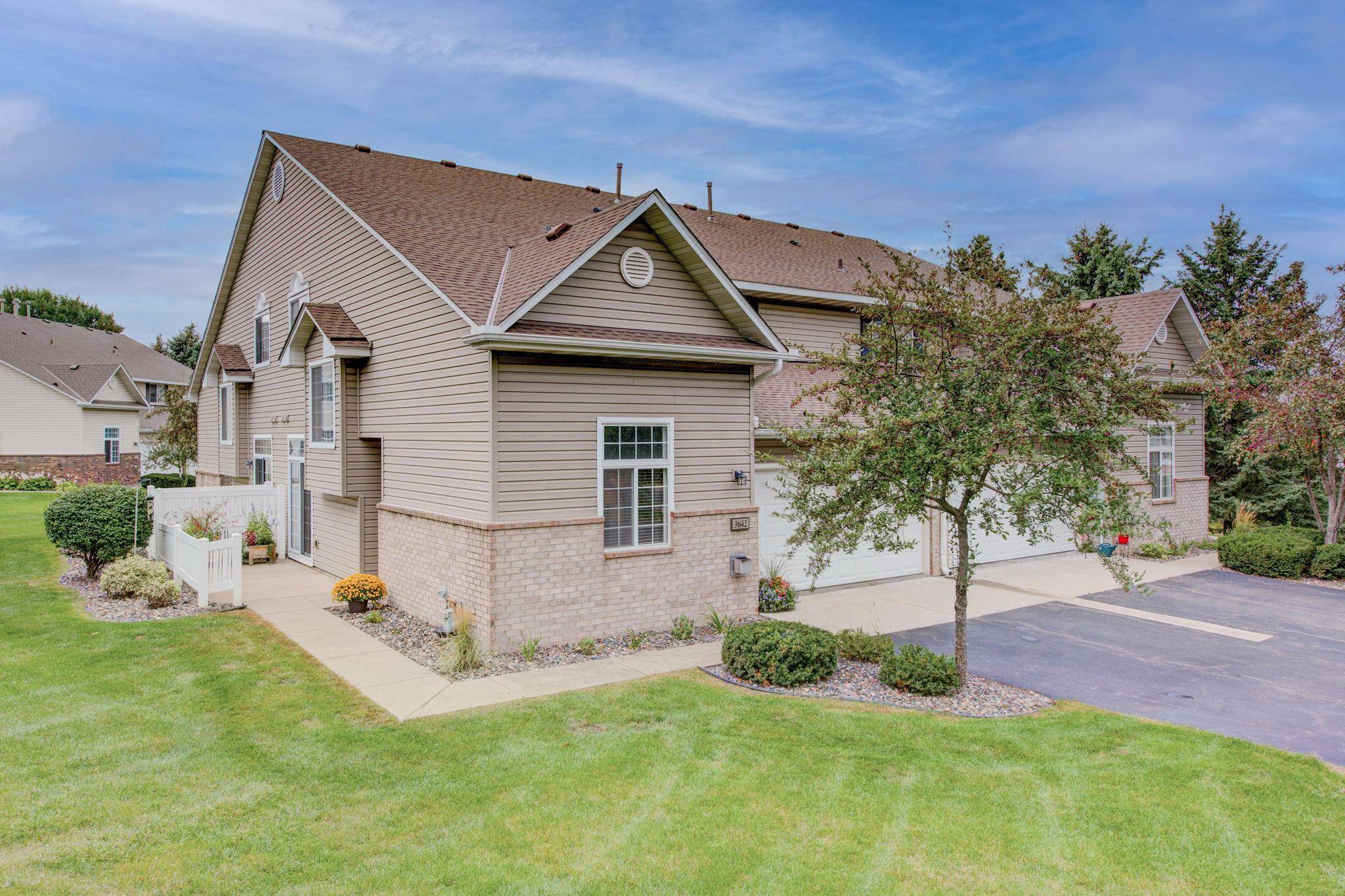 Eagan, MN 55122,3642 Burgundy DR #803