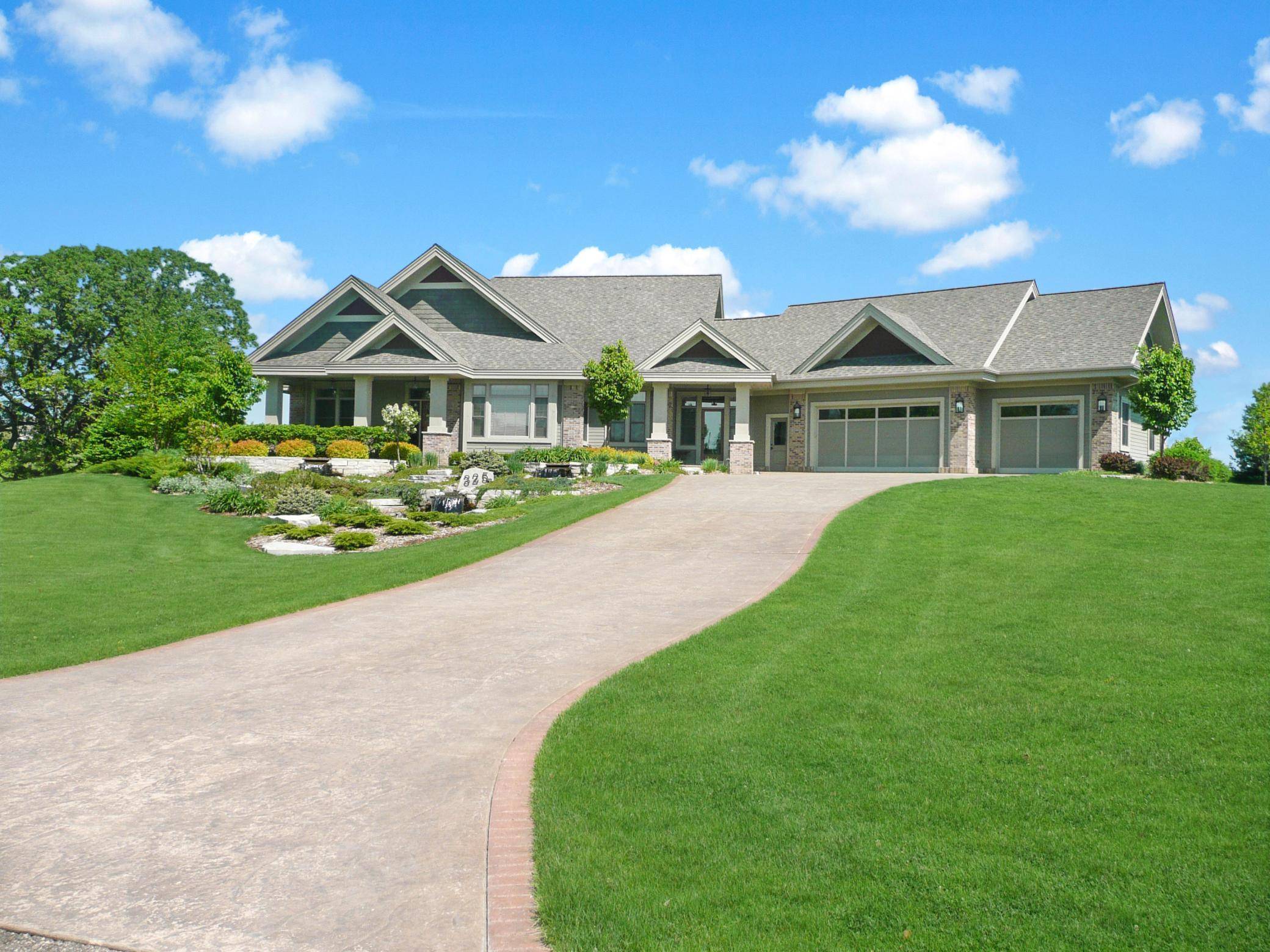 Hudson, WI 54016,325 Lindsay RD