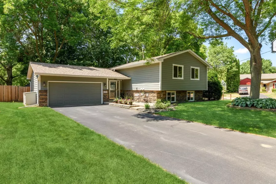 4899 Hanson RD, Shoreview, MN 55126