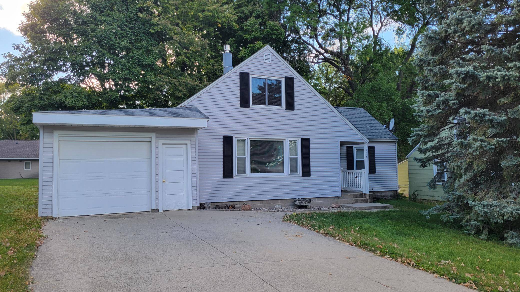 705 8th ST NE, Waseca, MN 56093