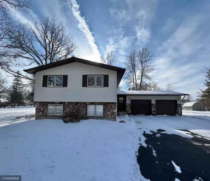 902 Oakmont DR, Thief River Falls, MN 56701