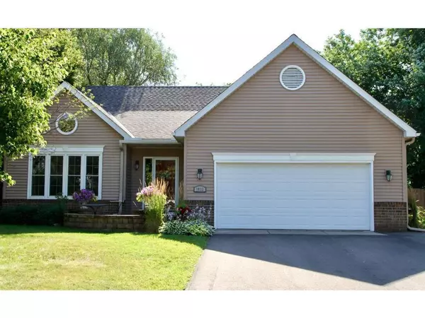 1033 Stewarton Drive, Woodbury, MN 55125