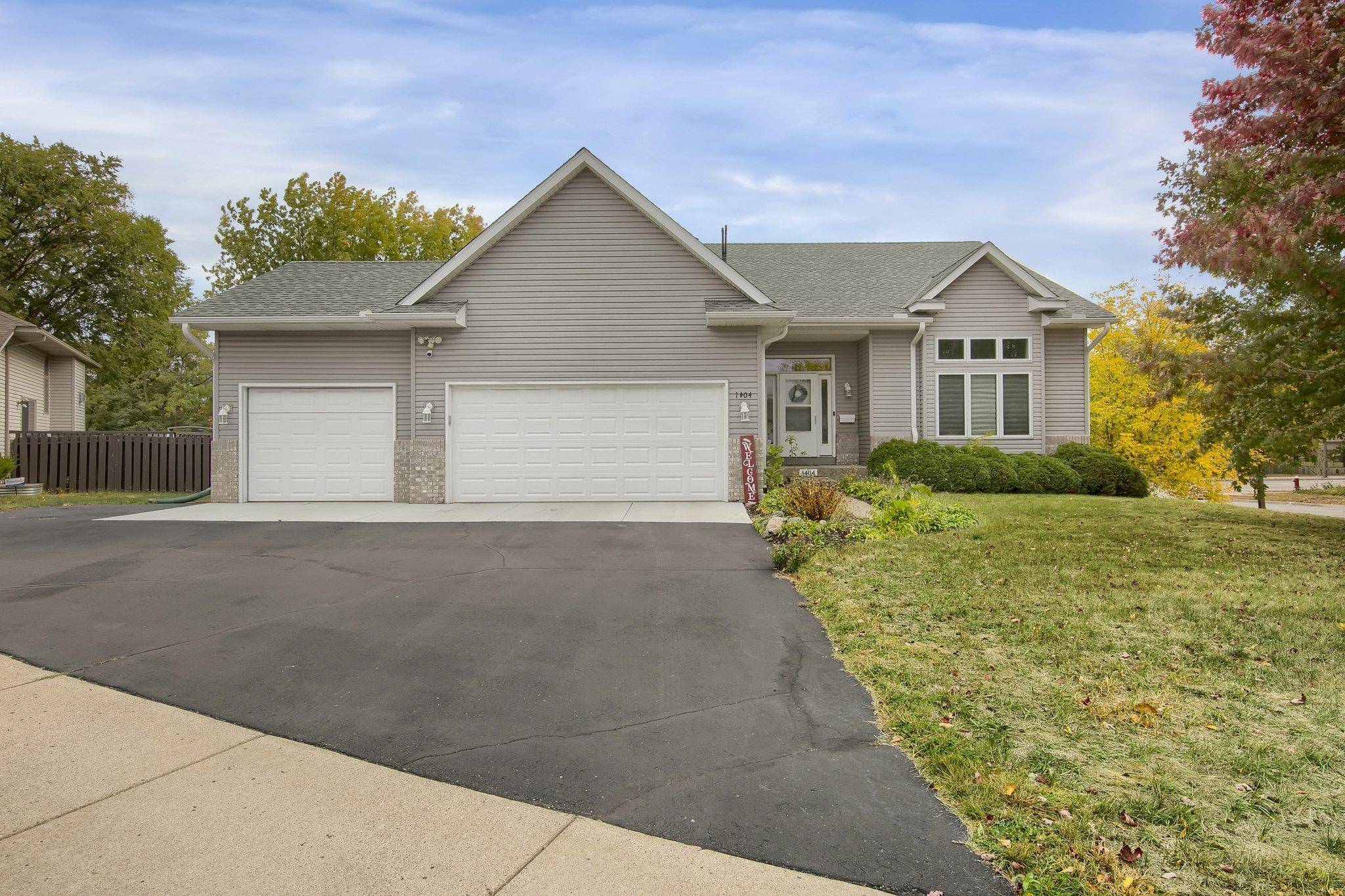 1404 Van White LN, Minneapolis, MN 55411