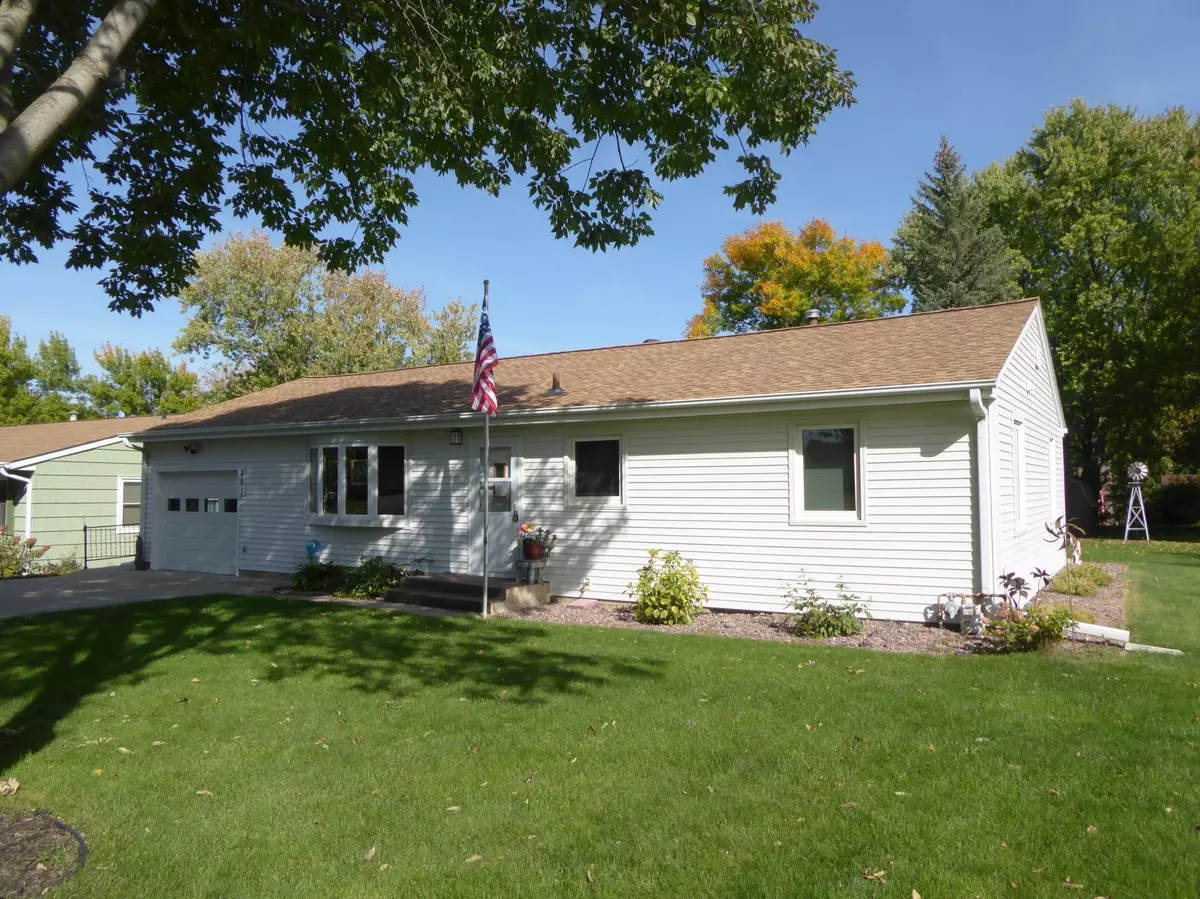 Windom, MN 56101,891 Winnie AVE