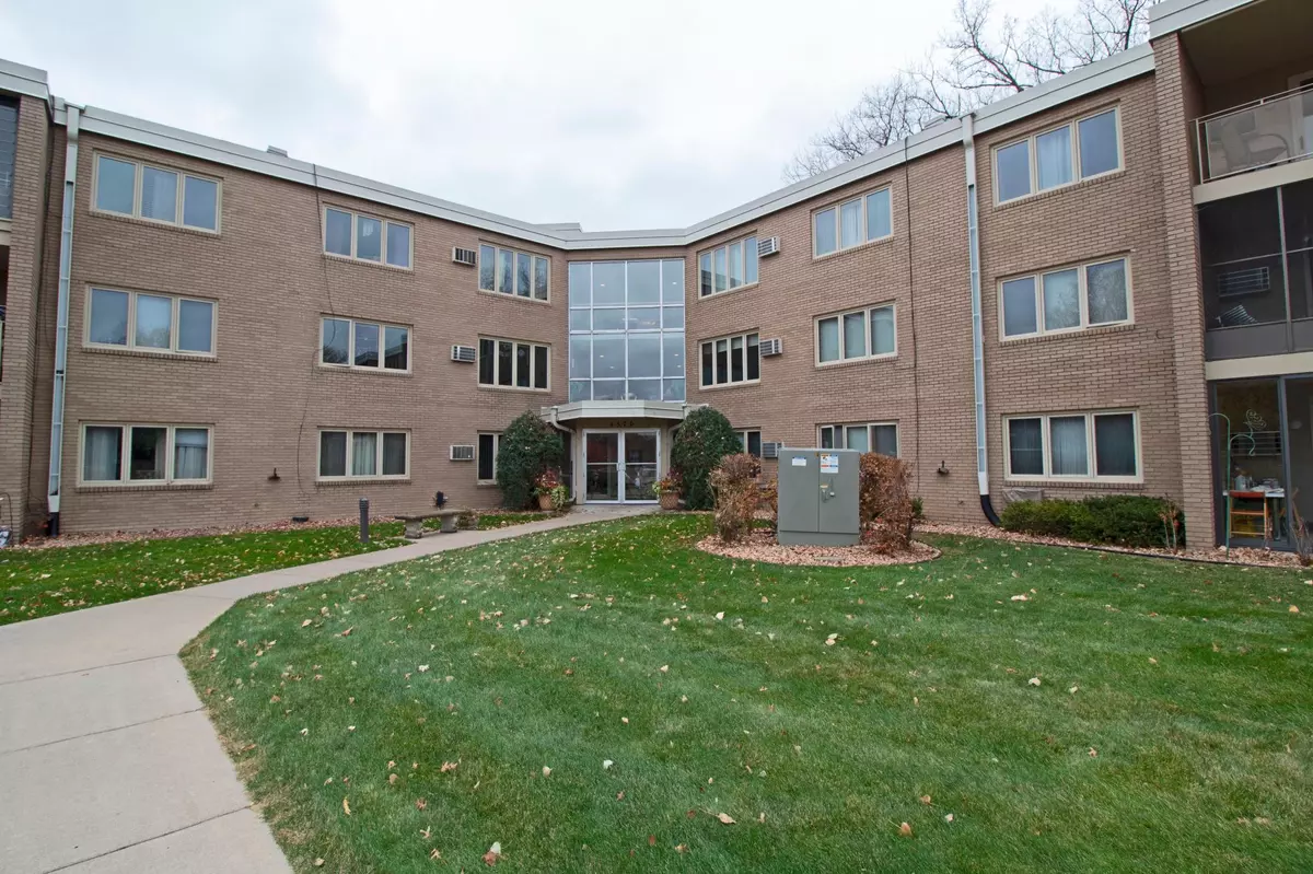 Edina, MN 55436,4370 Brookside CT #219