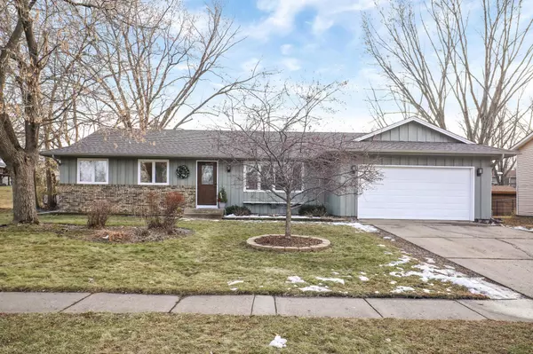 916 Whitney DR, Apple Valley, MN 55124