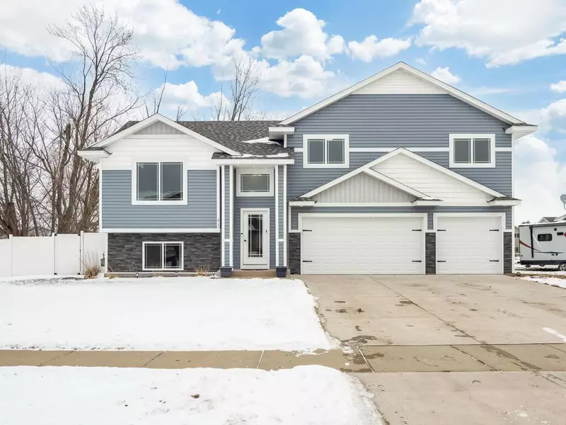 617 Horseshoe LN, Braham, MN 55006