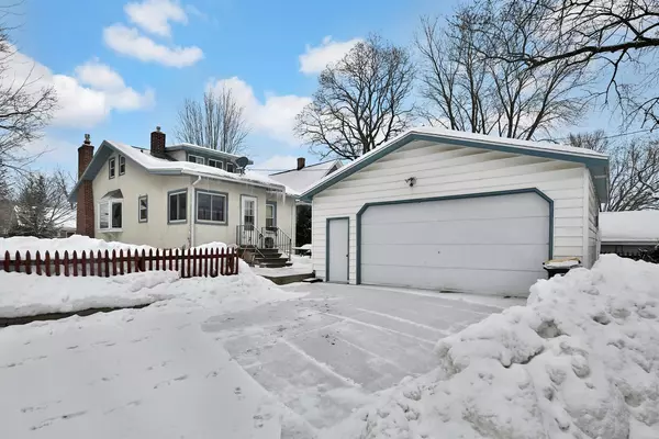 944 Dodd RD, West Saint Paul, MN 55118