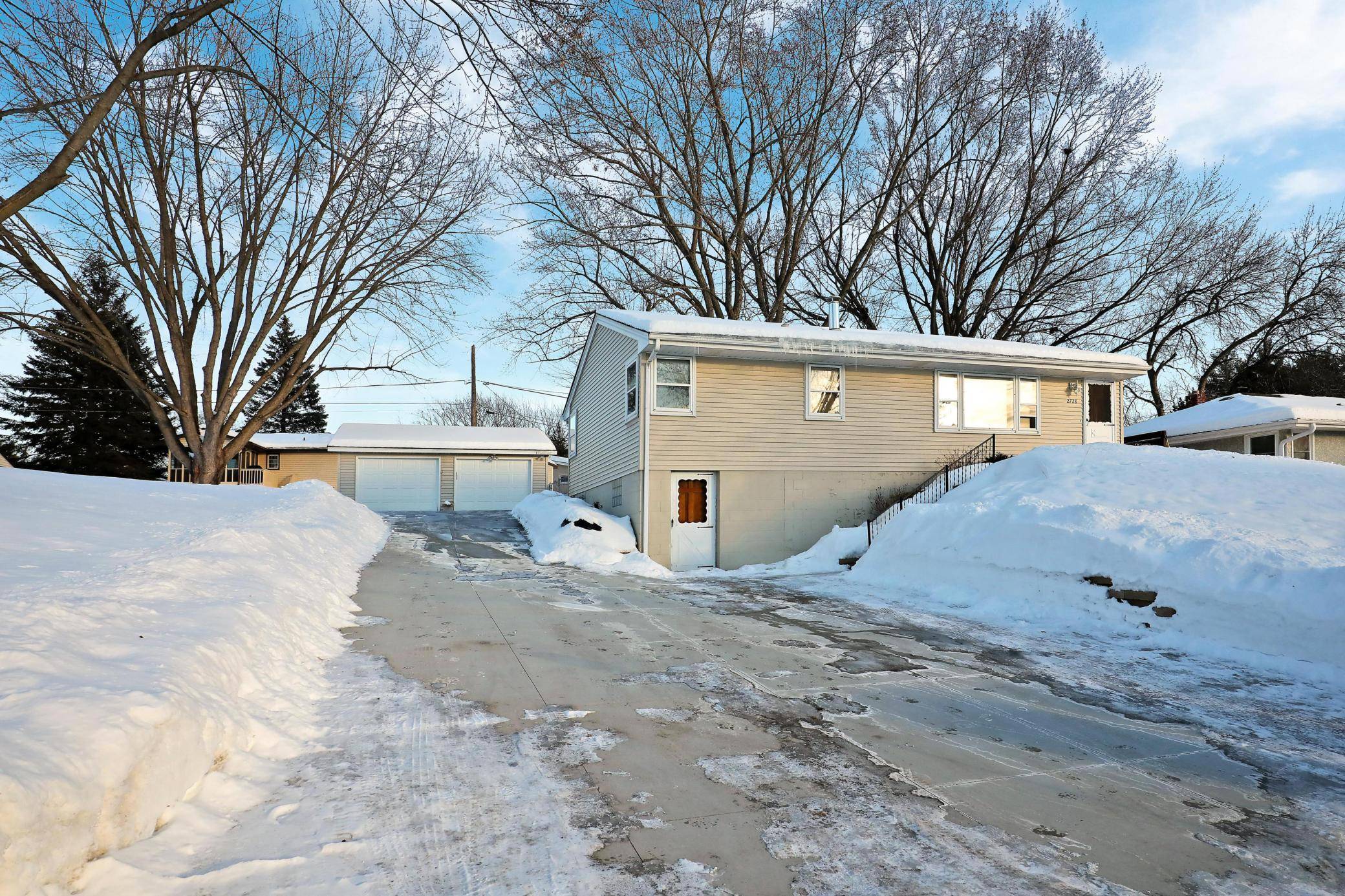 2728 Longview DR, North Saint Paul, MN 55109