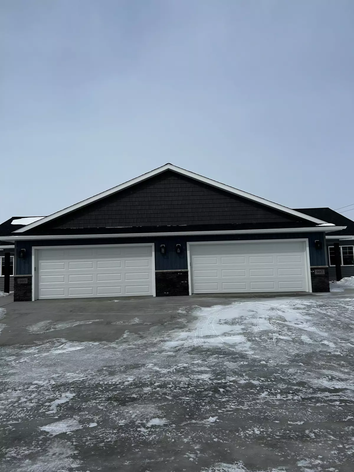 Detroit Lakes, MN 56501,905 Village LN